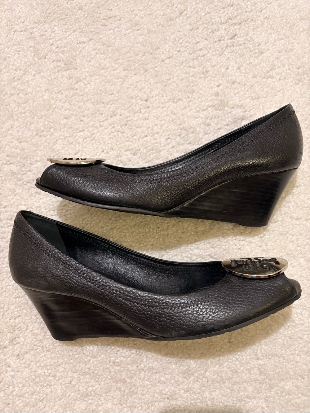 Tory Burch Black Leather Logo Peep-Toe Pumps with Gold Medallion - Picture 5 of 6